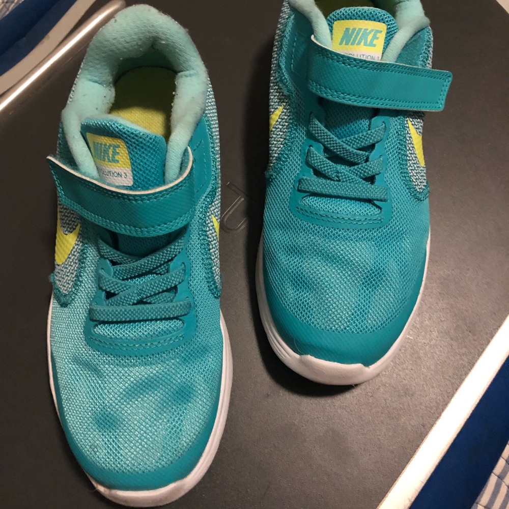 GENTLY USED GREEN GIRLS NIKE SNEAKERS SIZE 1